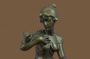 Madaras nőalak bronz szobor