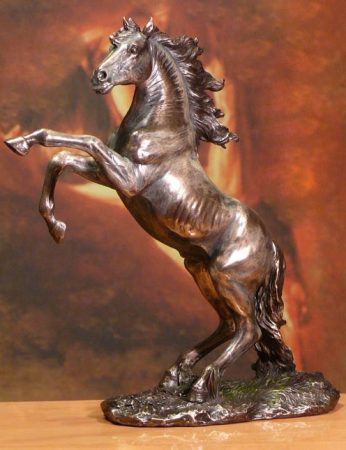 Ágaskodó ló szobor