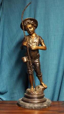 Horgász fiú bronz szobor