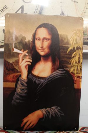 fém kép: Mona Lisa cigarettával