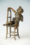 Kislány széken cicával bronz szobor