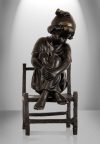 Ülő fiú bronz szobor