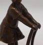 Kislány széken bronz szobor