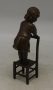 Kislány széken bronz szobor